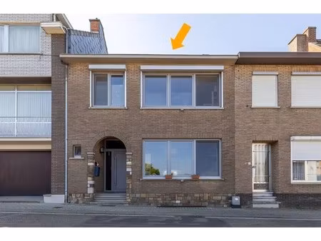 ruime retrowoning met epc c  zuidtuin en achterliggende toegang.