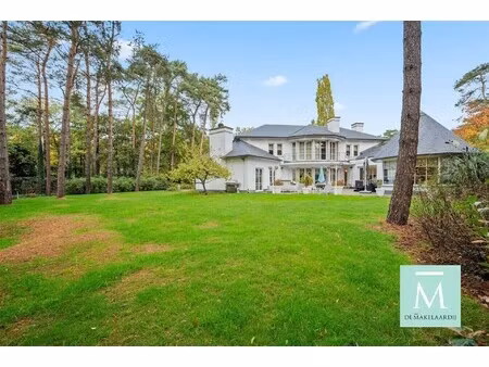 stijlvolle villa met prachtige tuin  gelegen in het groen