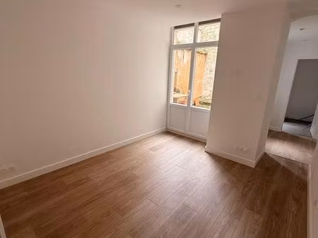appartement entièrement rénové avec cour privative