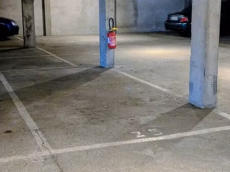 place de stationnement numérotée dans parking fermé. entrée directe sans rampe d'accès. ré
