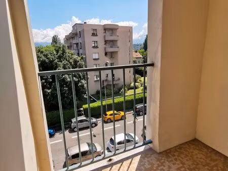 t2 avec balcon et cave proche commodités