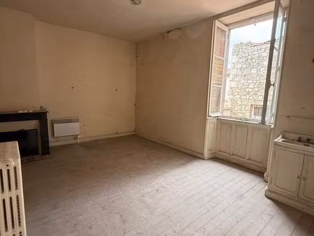 appartement 25 m² avec loggia – fort potentiel – réseaux déjà installés
