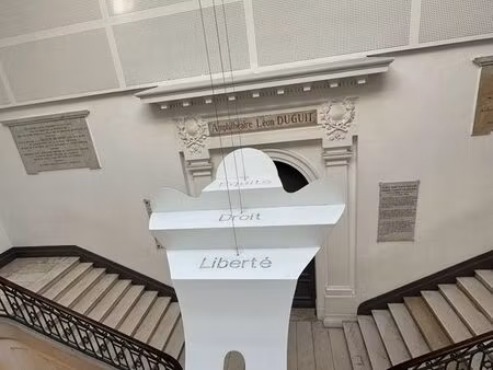 je cherche un appartement à paris pour début août  paris intra muros ou banlieue très proc