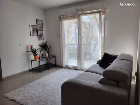 t2 lumineux de 43 7 m² avec terrasse et parking privatif – à 5 min du centre-ville de thio