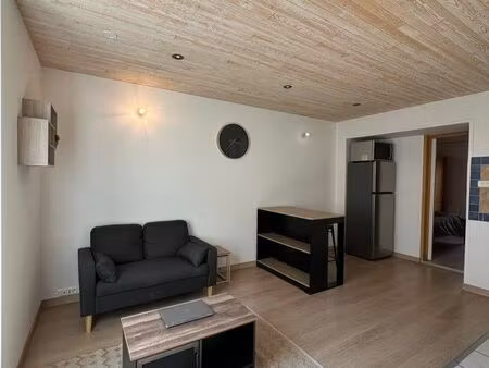 t2 + cour privative de 34 m² meublé - proche centre-ville de châteaulin
