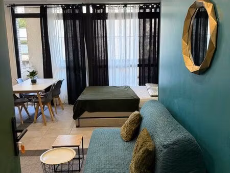 ? superbe studio meublé avec terrasse et vue sur le lac