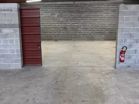 dépôt/stockage 100m2