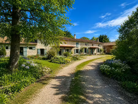 vente maison 8 pièces 242.66 m² à civray (86400)  280 000 €