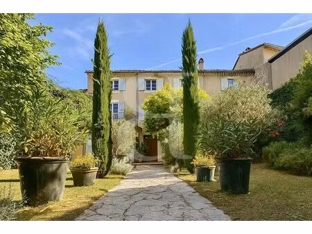 hôtel particulier avec jardin et stationnements à vaison-la-ro