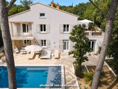 spacieuse et lumineuse villa rénovée avec piscine  dans secteu