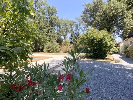a quelques minutes d' uzès  villa au coeur d'un parc de 2600 m2 avec piscine.
