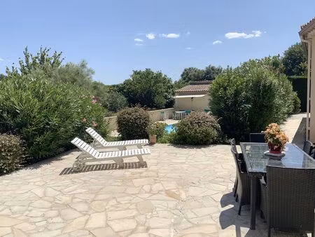 villa de plain pied sur un terrain de 2300 m2 avec piscine.
