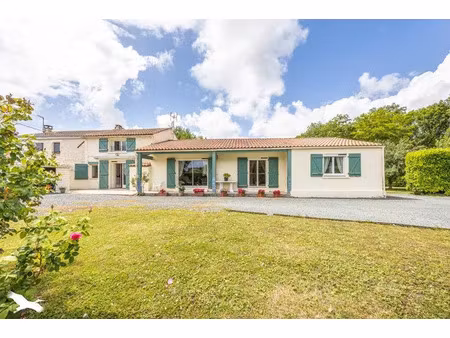 vente maison 7 pièces 167 m² à forges (17290)  348 480 €