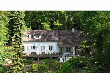 maison au coeur d'un parc boisé