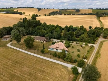 ensemble immobilier de caractère sur environ 2 hectares au calm