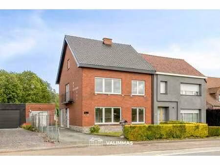 ruime driegevelwoning met twee garages en mooie tuin...