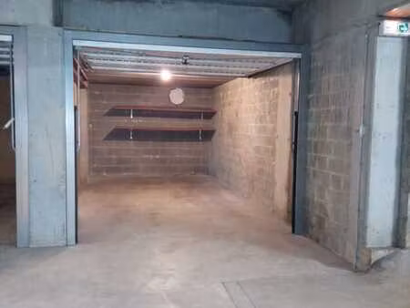 box fermé à louer dans un ensemble de parking