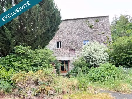 propriété atypique avec maison et bâtiments attenants