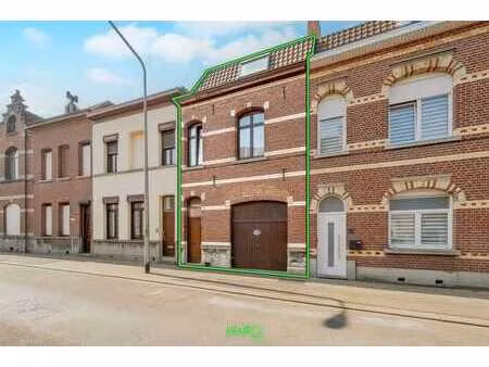 large maison avec jardin et garage.