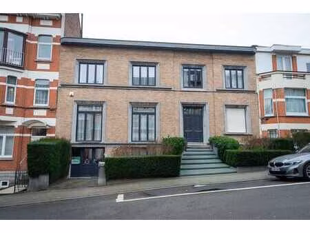 belle habitation de +/- 235m² + dépôt/bureau de +/- 140m²