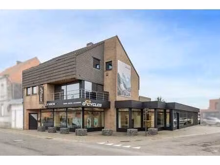 commerce semi-mitoyen avec duplex rénové
