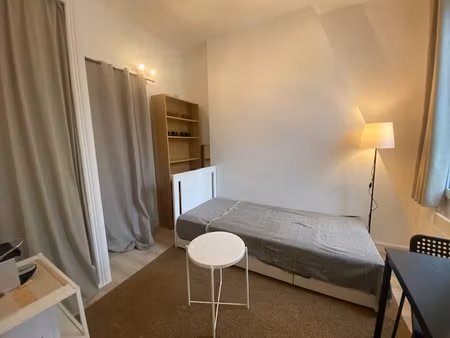 versailles studio 11.51 m2 meublé.