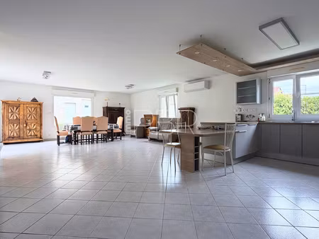 maison de type 6 avec double garage et jardin