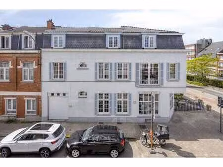 charmante maison de trois étages avec espace commercial au c