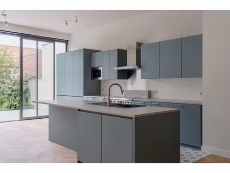 volledig gerenoveerde woning. eerste bewoning. vijf slaapkamers. een tuin die maar niet st