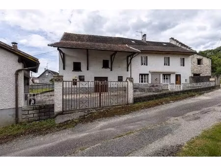 maison en pierre avec dépendances