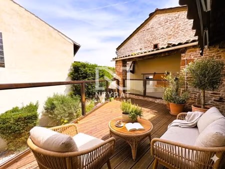 une maison en pierre pleine de charme  avec sa terrasse suspendue  son jardin intime et se