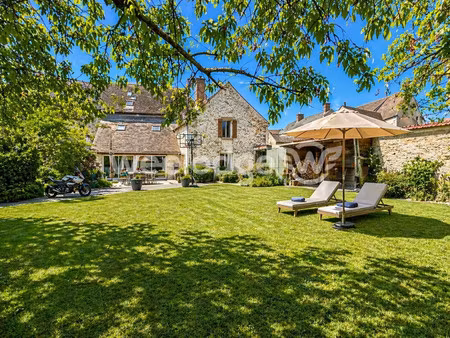 belle maison moderne avec beau jardin