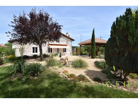 ? maison avec dépendance dans un hameau paisible – idéal f
