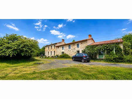le champ-saint-pere -- longere 9 pieces -- 290 m2 -- jardin -- dependance