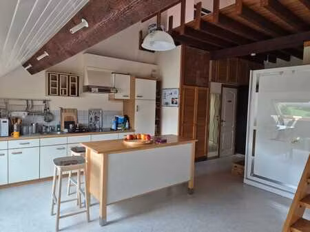 studio lumineux idéalement situé avec garage extérieur