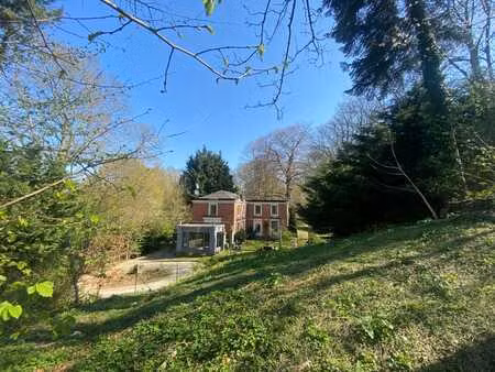 maison de charme à rénover dans un jardin arboré