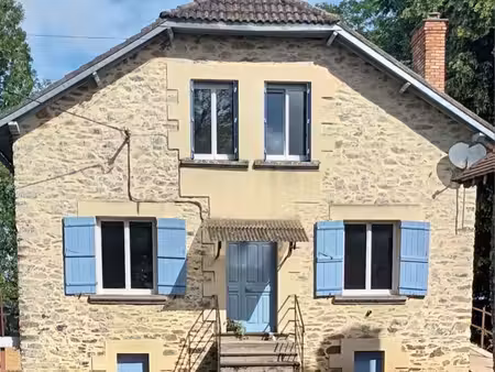 maison en pierre avec terrain et lac