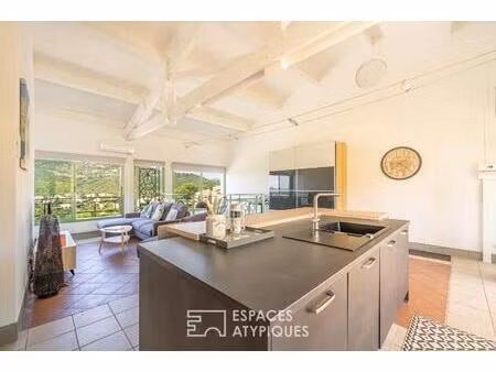 loft contemporain aux volumes ouverts face aux collines