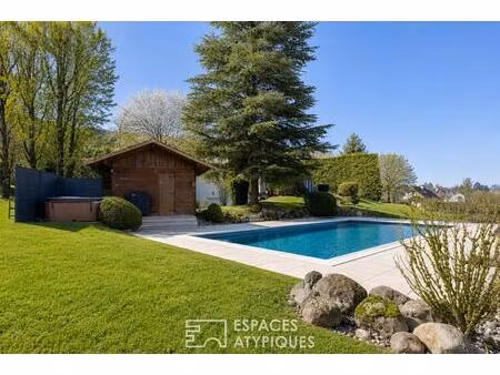 maison familiale avec sa vue dégagée  sa piscine et son jacuzzi