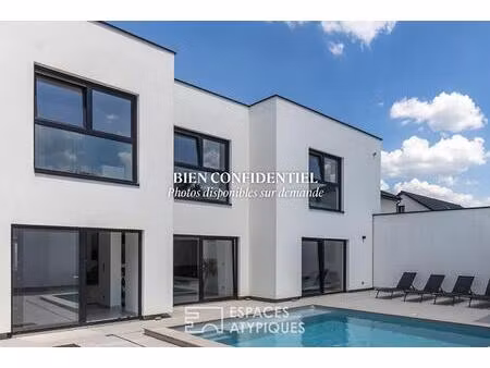 maison contemporaine aux lignes épurées avec piscine
