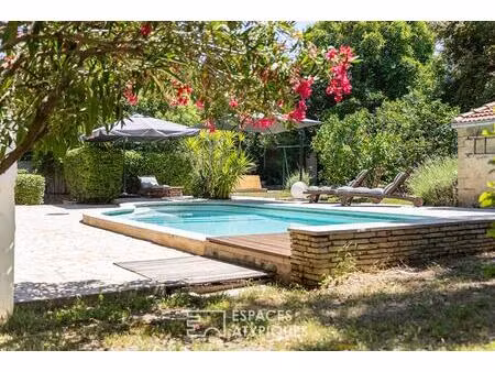 maison familiale avec jardin méditerranéen et piscine