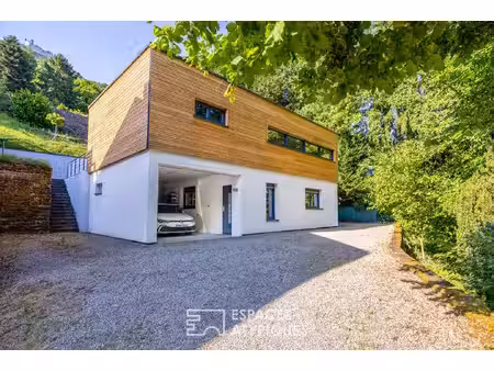 maison contemporaine entre vignes et forêts