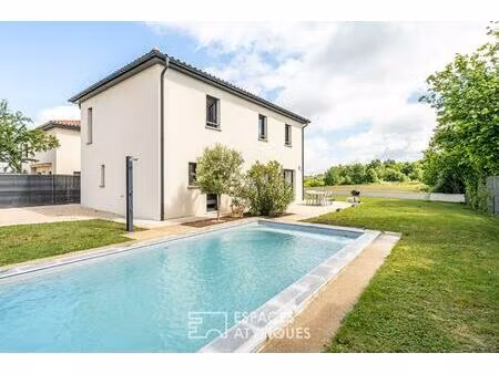 maison contemporaine aux lignes épurées avec espace piscine