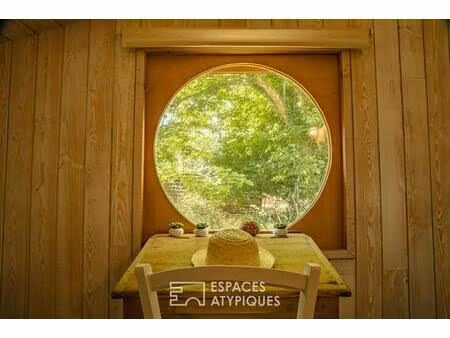maison forestière nichée au coeur d'un environnement boisé et préservé.