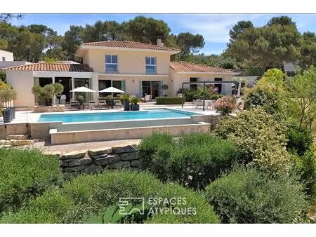 villa d'exception : luxe  design et piscine à débordement.