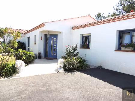 villa de plain-pied + 250 m2- piscine interieure+ 1100 m2 ja