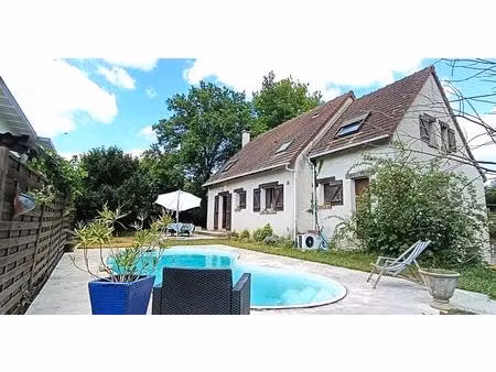 maison familiale de 8 pièces avec sous sol total et piscine chauffée