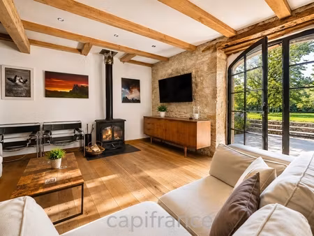 maison de caractère en pierre  entièrement restaurée avec goût  à deux pas d'un village cl