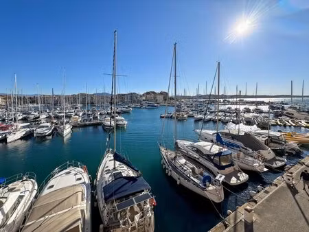 pleine vue port de ce grand studio de 30 m2 + parking privatif en sous sol