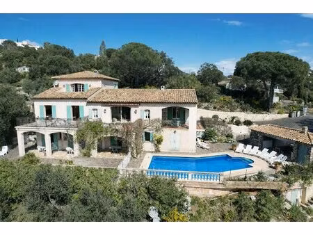 à vendre villa de plus 300 m² avec vue dégagée sur les collines  à proximité immédiate de.